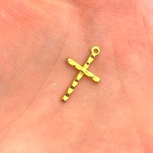 (1.5")Vtg⚘️Dainty Goldtone Diamond Cut Cross Pendant✝️